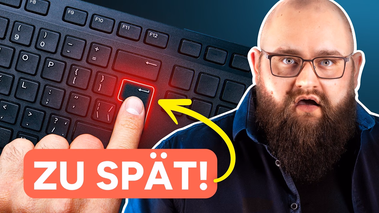 Finger drückt eine rot leuchtende Taste auf der Tastatur, daneben ein Mann mit Bart, Schriftzug Zu spät